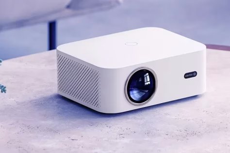 Pamirškite šimtus ar tūkstančius kainuojančius televizorius: itin kokybišką ir kompaktišką vaizdo projektorių galite įsigyti už mažiau nei 70 eurų, pateikiamas specialus nuolaidos kodas