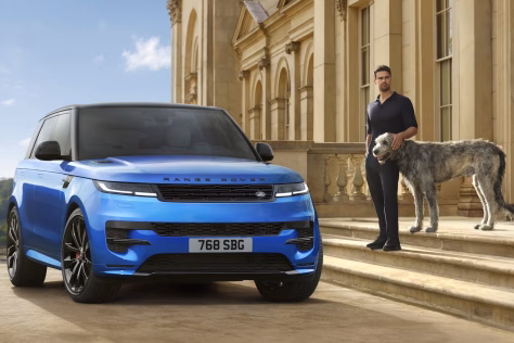 „Range Rover“ pasitelkė nepakartojamą britiškumo naratyvą: naujausioje „Range Rover Sport“ automobilio kampanijoje dalyvauja ir žinomas britų aktorius