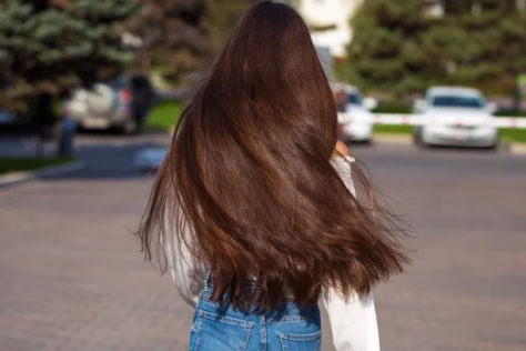 Vienas paprastas namų metodas, kuris per kelias savaites sustiprino plaukus