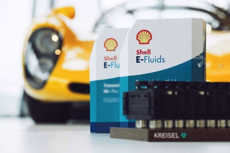 Elektromobilių rinkos revoliucija: „Shell“ sukūrė skystį, leidžiantį elektromobilį įkrauti per mažiau nei 10 minučių