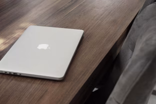 „Apple“ ruošia pigų „MacBook“ su „iPhone“ lustu – ar tai „Windows“ rinkos pabaiga?