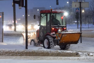 Žiema dar neatsitraukia: valstybinės reikšmės keliuose išbarstyta apie 3 700 tonų druskos