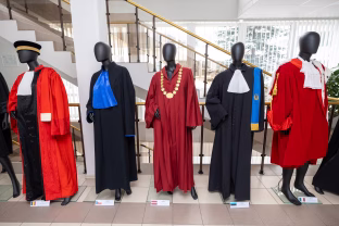 Europinių teisėjų mantijų paroda LAT: nuo istorijos iki teisinės valstybės svarbos visuomenei