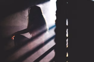 Sostinėje nukentėjo nepilnametė: moteris įtariama smurtavusi prieš vaiką, pradėtas tyrimas