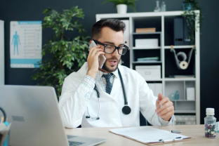 Medicinos pasaulis sujudo: naujas „ChatGPT“ režimas verčia pacientus veikti, o gydytojus – nervintis