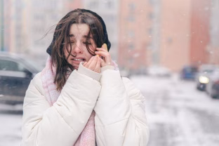 Žiemos išbandymai odai: veiksmingi sprendimai sausumui, šerpetojimui ir skilinėjimui