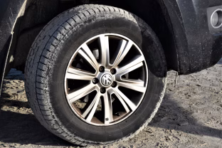 Žiemą užsidega lemputė, slėgis padangose krenta: mechanikai paaiškino, ko bijoti labiausiai