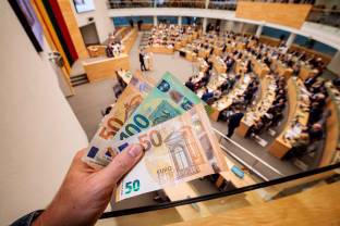 Lietuvoje nebeliks grynųjų pinigų: šis įprotis atskleidžia, kaip stipriai pasikeitė lietuviai