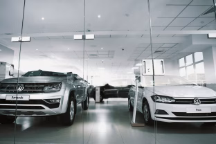 „Volkswagen" desperatiškai ieško milijardo: masinė vadovų kaita ir slaptas taupymo planas