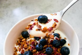 Pamirškite tuščias kalorijas: pusryčiai, kurie maitina smegenis ir kūną