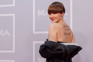 M.A.M.A. apdovanojimų metu – žinutė Žemaitaičiui: žiūrovus nustebino netikėtas užrašas