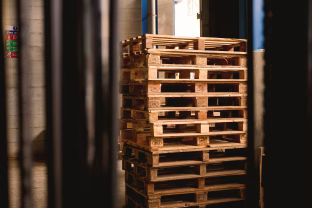 Ieškote papildomos vietos daiktams? Lentyna iš padėklų gali būti geriausias sprendimas