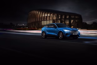 Jeigu galvojate, kad elektromobilių populiarumas mažėja – jūs smarkiai klystate: amerikiečiai šias transport priemones tiesiog šluoja iš prekybos vietų