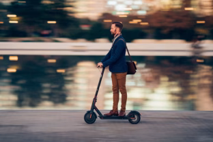 Netikėti iššūkiai šalies gatvėse: vaikai ant paspirtukų lekia greičiau nei spėja reaguoti vairuotojai