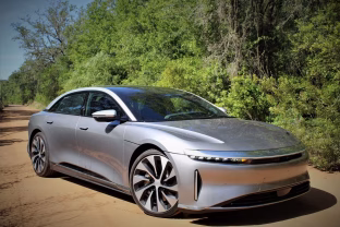 Šis elektromobilis užfiksavo Gineso rekordą: nuvažiuojamas atstumas nustebins net ir benzingalvius