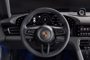 „Porsche“ susiduria su rimtais iššūkiais: pirkėjai nenori elektromobilių, vadovybė po padidinamuoju stiklu