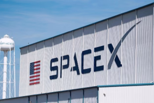 „SpaceX“ ruošiasi istoriniam žingsniui: ar artėja didžiausias IPO per visą technologijų istoriją?