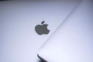 Ar išties „MacBook“ kompiuteriai yra žymiai saugesni? Ekspertai įspėja apie galimas rizikas ir kaip apsisaugoti
