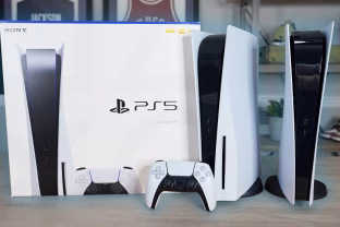 „Sony“ fiksuoja ženkliai išaugusius pardavimus: „PlayStation 5“ pardavimai pasiekė simbolinę ribą, pastaruoju metu jos tiesiog šluojamos iš lentynų