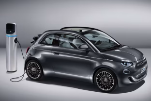 Elektrinis „Fiat“ mažylis tapo niekam nereikalingu: „Stellantis“ stabdo naujojo „500 EV“ modelio gamybą, ją atnaujinti ketinama tik kitąmet