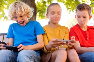 Interneto platformos priverstos atsakyti: vaikų saugumas tampa ne pasirinkimu, o įstatymu