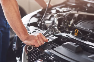 Patyrusi mechanikė rėžė be užuolankų: šių automobilių geriau nepirkti, remontas kainuos labai brangiai