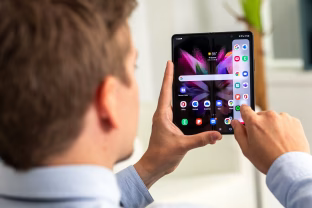 „Samsung“ ruošia dar vieną sulenkiamą išmanųjį telefoną, oficialus debiutas įvyks jau šeštadienį