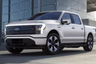 Pagal šį rodiklį vidaus degimo varikliais varomi automobiliai tiesiog triuškina elektromobilius, pateikiami skaičiai nustebins net ir visko mačiusius