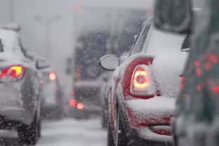 Klaidos, kurios žiemą gali kainuoti brangiai: autoekspertas atskleidė, ko niekada nedaryti per šalčius