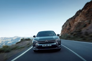 Iš koto verčiantis „Citroën“ pasiūlymas, kokio dar būsite nematę: siūlo įsigyti vieną geriausių savo įkraunamų hibridinių automobilių, o už tai padovanos ir dar vieną automobilį dovanų