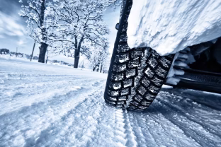 Važiavimas per sniegą gali baigtis katastrofa: 5 gudrybės, kurių dauguma vairuotojų netaiko