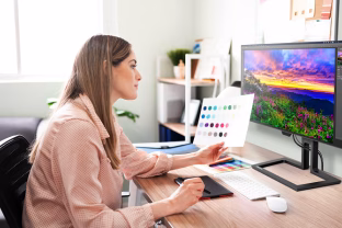 „Philips“ pristatė įspūdingomis savybėmis aprūpintą monitorių: naujausio technologijos ir vaizdo fejerverkai šiuolaikiniams profesionalams