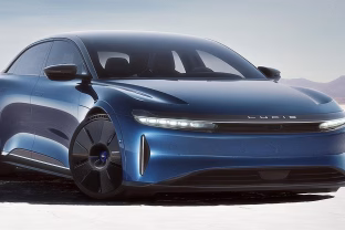 JAV automobilių gamintojas metė iššūkį „Teslai“ ir „Bugatti“: įspūdingose lenktynėse konkurentams nepaliko jokių vilčių, pamatykite tai!