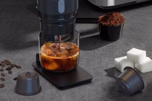 Tokį kavos aparatą privalo įsigyti kiekvienas: nė 100€ nekainuojantis prietaisas, kurį galėsite naudoti ir namuose, ir automobilyje, ir gamtoje, o dar ir gerokai pigiau nei Lietuvoje!