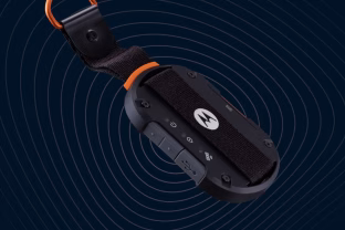 Pristatytas naujas su „Bluetooth“ susietas „Motorola Defy Satellite Link“ įrenginys, pranešimus siunčiantis per palydovą