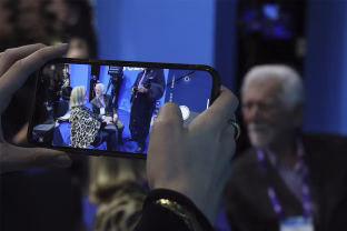 Mobiliojo telefono išradėjas sukritikavo dabartinius išmaniuosius: pažėrė ne tik kritikos dėl jų patogumo, bet ir pateikė stulbinančią prognozę