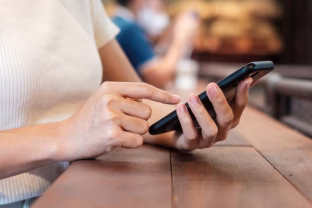 „Google Messages“ programėlė pasipildė nauja galimybe, nuo šiol galėsite ištrinti išsiųstas žinutes