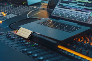 Kai pasirinkimų tiek daug, kaip rasti tinkamiausią išorinį SSD diską: įvardijo kelias svarbiausias savybes