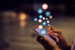 Socialiniai tinklai po didinamuoju stiklu: draudimai vaikams plinta, kas laukia toliau ir ar tai pasieks Lietuvą?