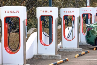 „Ford“ pavyzdžiu seka ir dar vienas gamintojas: „Tesla“ įkrovimo tinklu netrukus galės naudotis ir dar vieno automobilių gamintojo pirkėjai