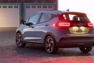 Lyg feniksas iš pelenų: legendinis amerikiečių elektromobilis sugrįžta, pasiūlys atnaujintas baterijas