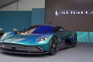 Elektromobilių rinkoje patriukšmauti ketina ir „Aston Martin“: ruošiamas pirmasis elektrinis visureigis, aiškėja kada debiutuos