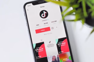 Ar „TikTok“ jau peržengė visas ribas? Programėlė pradės rinkti tikslius vartotojų buvimo duomenis