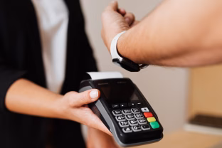 Atėjo laikas atsikratyti grynaisiais pinigais: ekspertas paaiškino, kodėl vertėtų pereiti prie elektroninio atsiskaitymo būdų ir kokius privalumus tai suteikia