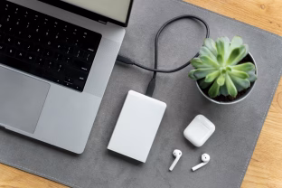 5 paprasti būdai, kaip prailginti nešiojamojo kompiuterio baterijos veikimą per šaltį ar dingus elektrai