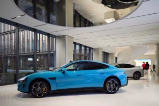 Pirmasis „Xiaomi“ elektromobilis jau pasiekė bendrovės parduotuves Kinijoje: kompanijos atstovas atskleidė, kada prasidės masinė gamyba, laukti liko nebedaug