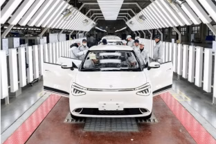 Kinai sukūrė neįtikėtinai pigų automobilį: „Nammi 01“ modelis pasiūlys dėmesio vertas savybes už neįtikėtinai žemą kainą, tačiau europiečiai mokės kone dvigubai daugiau