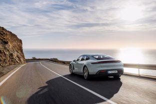 „Porsche“ atliko netikėtą eksperimentą: elektromobiliai bandė įveikti 1 111 kilometrų atstumą, sužinokite, kuo tai baigėsi