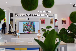 Technologijų parodoje pristatytos neįtikėtinos inovacijos: nuo auksu inkrustuotų laikrodžių iki sveikatą puoselėjančių įrenginių