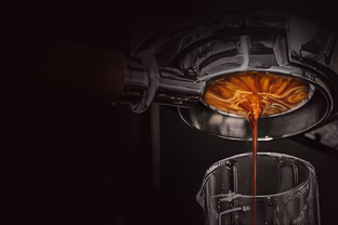 Daugelio pamėgtas kavos aparatas dabar parduodamas už rekordiškai žemą kainą: itin kokybiškas ir kompaktiškas modelis dabar kaip niekada pigus, norintys įsigyti turėtų paskubėti